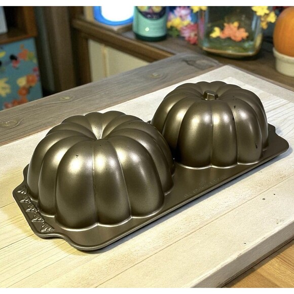 Nordic Ware The Great Pumpkin Pan Aluminum Bundt Cake Mold 10 Cup Thanksgiving - Picture 1 of 13